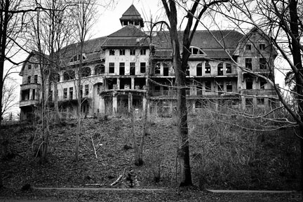 Five Hair-Raising Haunted Houses to See